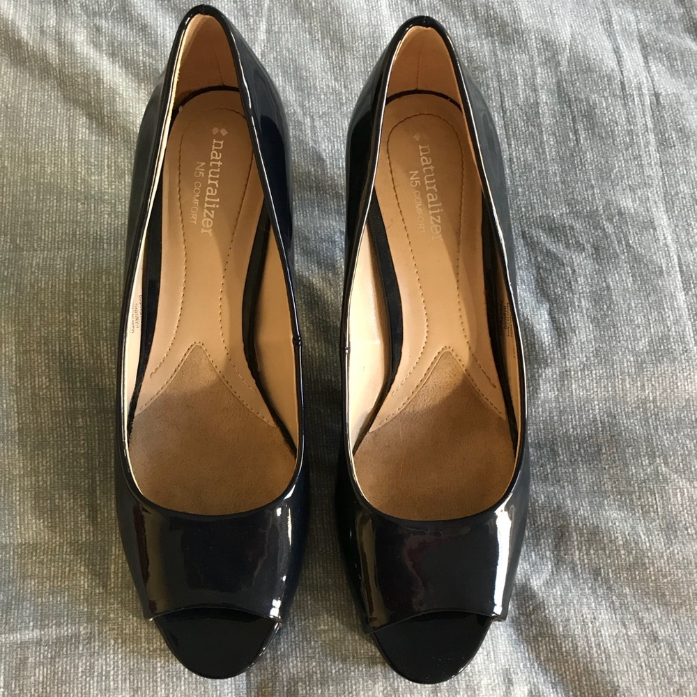Navy Naturalizer open toed patent leather shoe